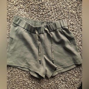 Lululemon on the fly woven mid rise short 2.5”